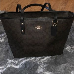 Coach Tote bag in signature print!